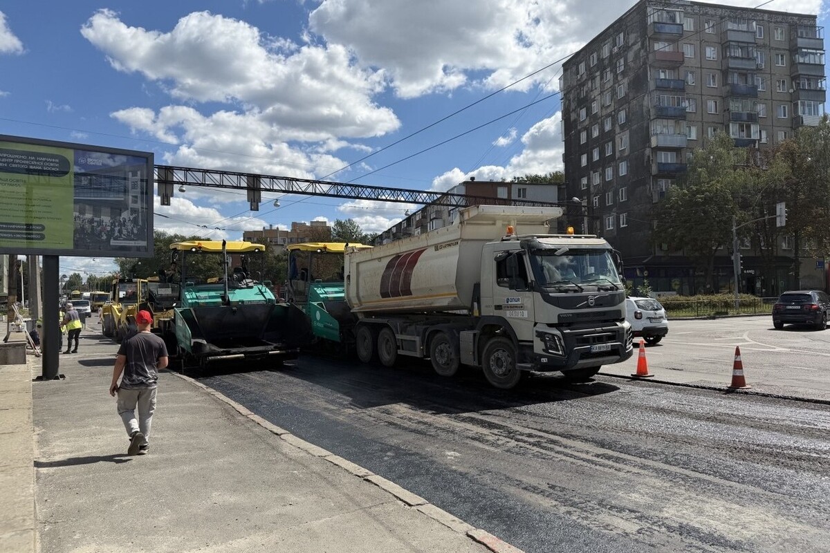 Фото 1: Вул. Городоцьку почали асфальтувати: зі сторони в’їзду у місто організували реверсний рух