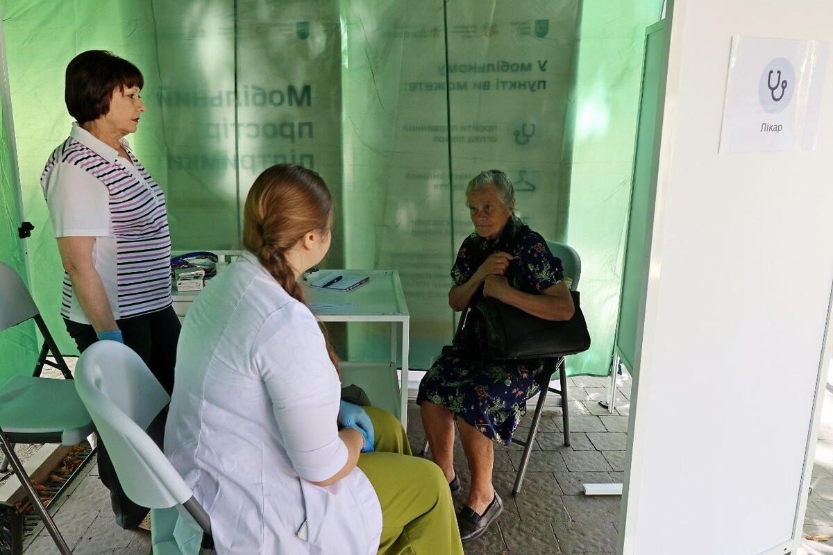 Пані Марія Кадучок на консультації у сімейної лікарки у “Мобільному просторі підтримки”