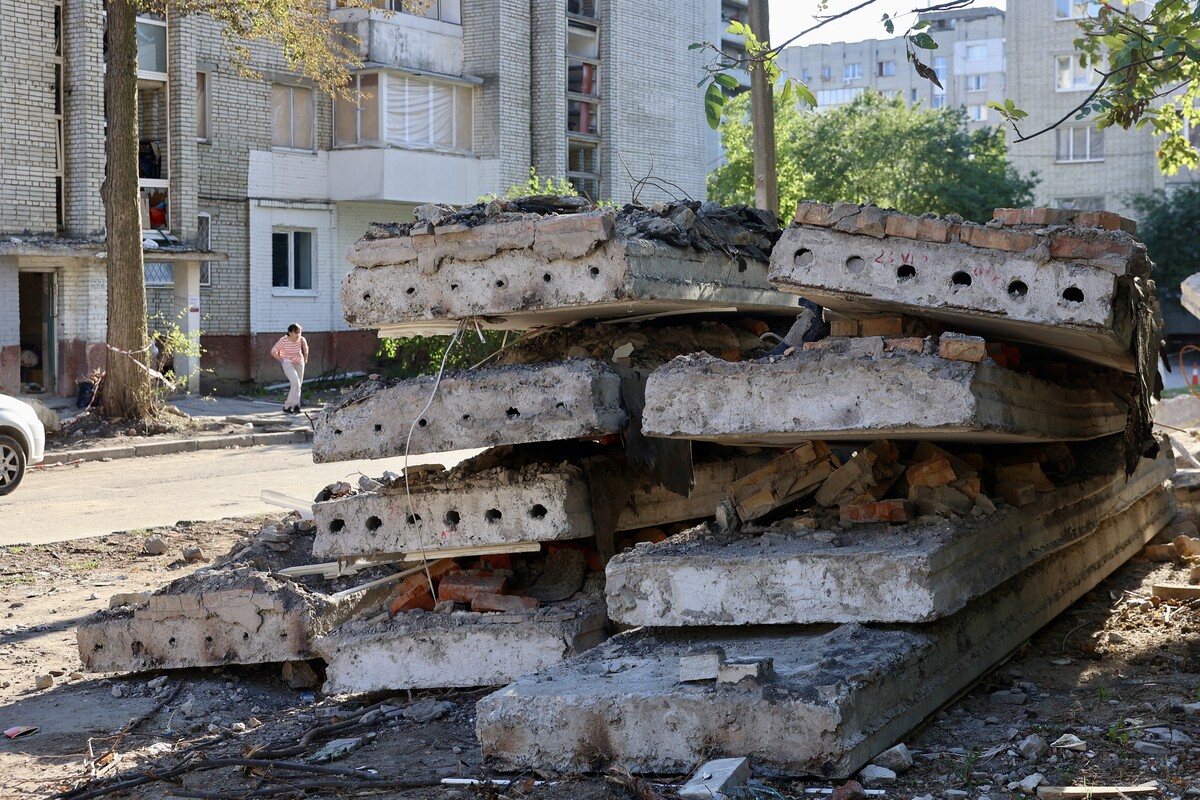 Фото 2: Два тижні після ракетного удару: у Львові тривають відновлювальні роботи, а постраждалі мешканці невдовзі отримають перші компенсації