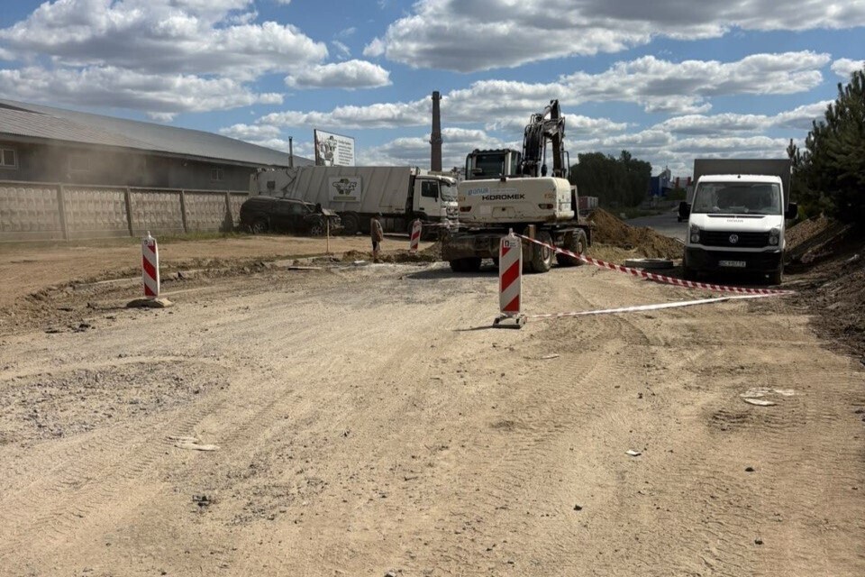 Фото 1: На вул. Конюшинній ремонтують ще 350 метрів дороги: з 17 серпня ділянку перекриють для руху