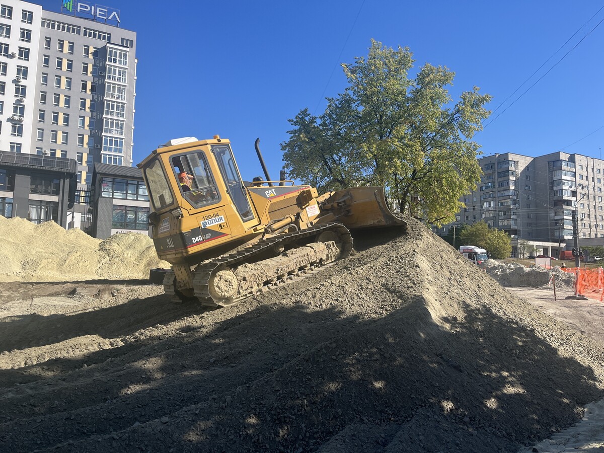 Фото 1: На вул. Мазепи триває реконструкція: зараз облаштовують основу під нові хідники