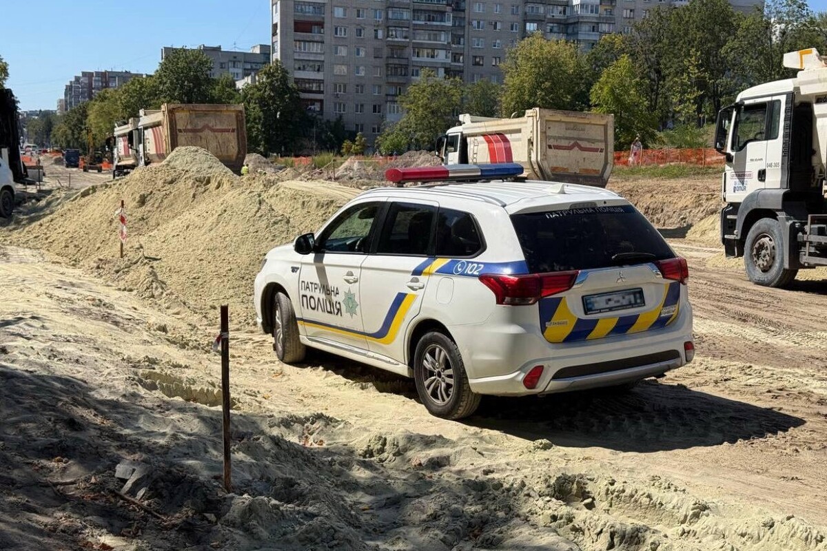 Фото 1: Під час реконструкції вул. Мазепи виявили предмет, схожий на застарілий боєприпас