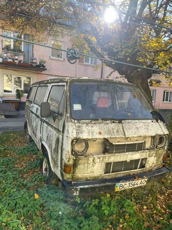 Фото 2: З різних районів Львова приберуть ще 24 занедбані автівки