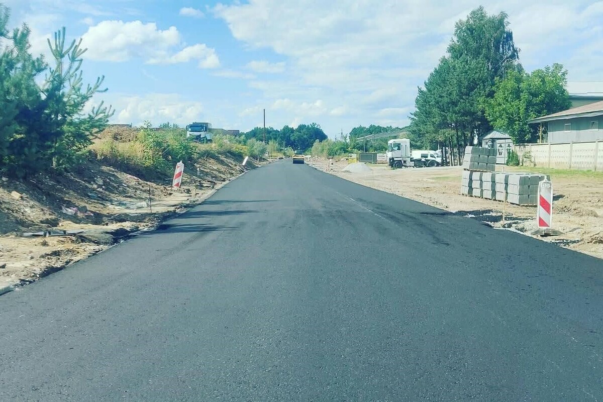 Фото 2: На вул. Конюшинній вже стелять нижній шар асфальту