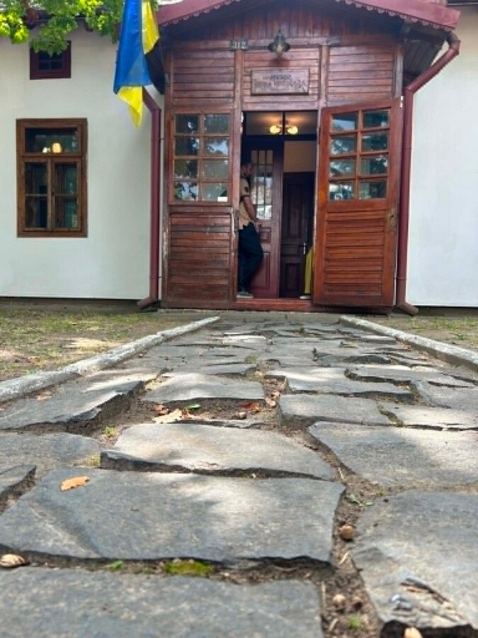 Фото 6: Місто починає облаштовувати інклюзивні доріжки на території музею Євгена Коновальця у Зашкові