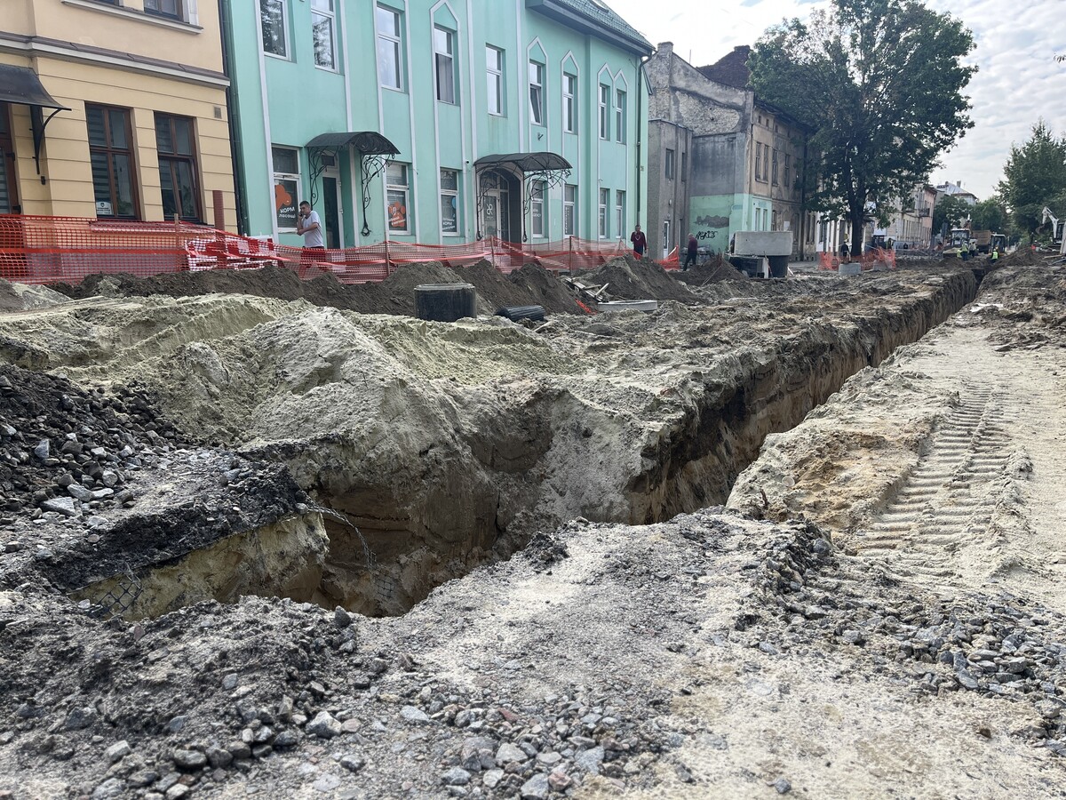 Фото 3: Ремонт вул. Залізничної: триває заміна комунікацій та розпочали облаштовувати основу під дорогу