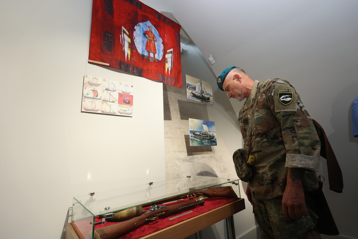 Фото 1: Від козацької зброї до трофеїв сучасної війни: у Львові відкрили виставку Військово-Морських Сил