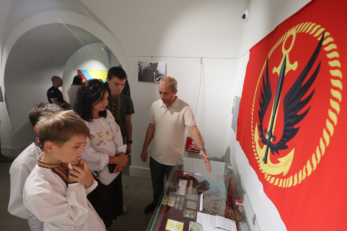 Фото 3: Від козацької зброї до трофеїв сучасної війни: у Львові відкрили виставку Військово-Морських Сил