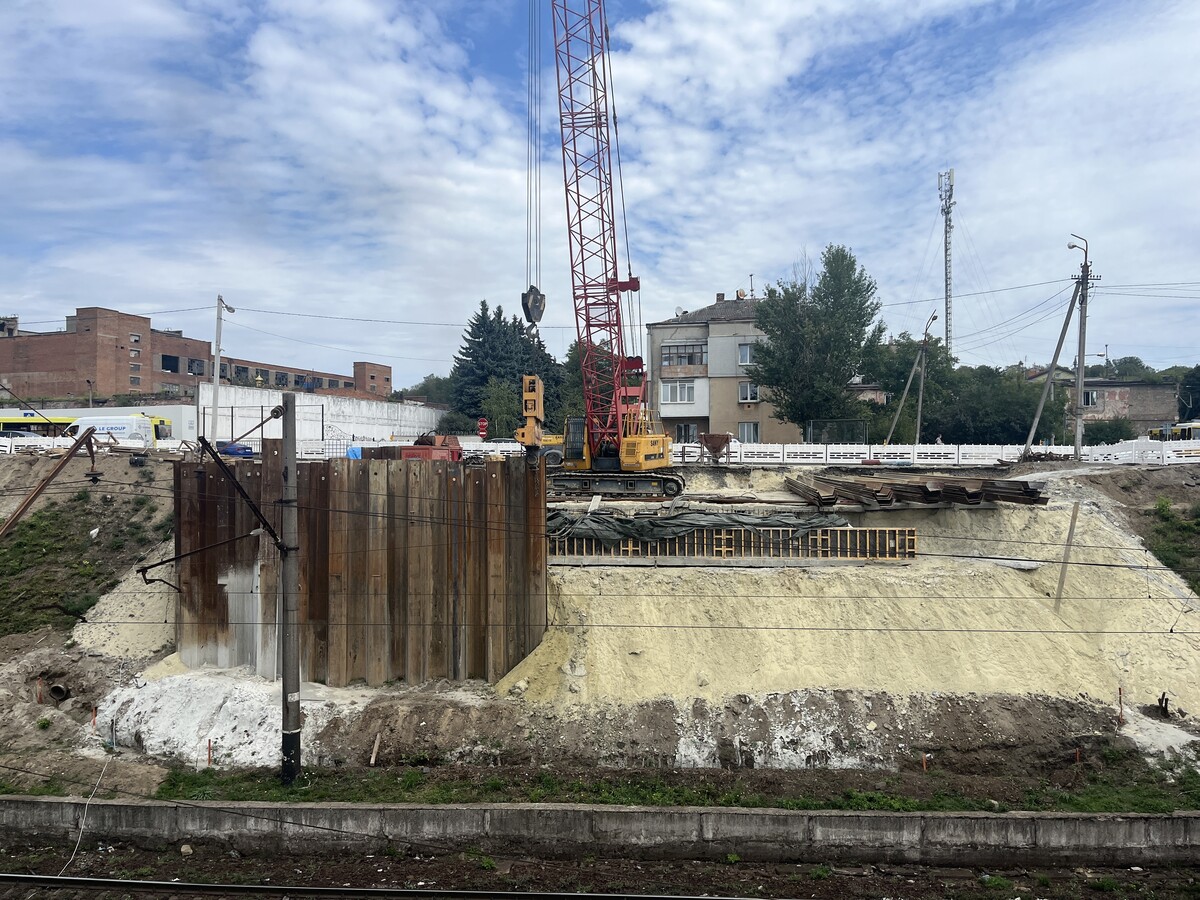 Фото 1: Будівництво моста на Рясне: завершується підготовка до монтажу балок нового шляхопроводу