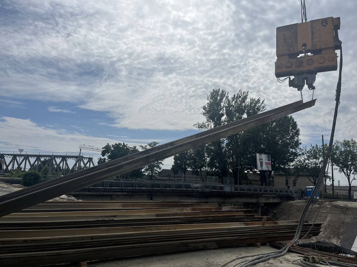 Фото 4: Будівництво моста на Рясне: завершується підготовка до монтажу балок нового шляхопроводу