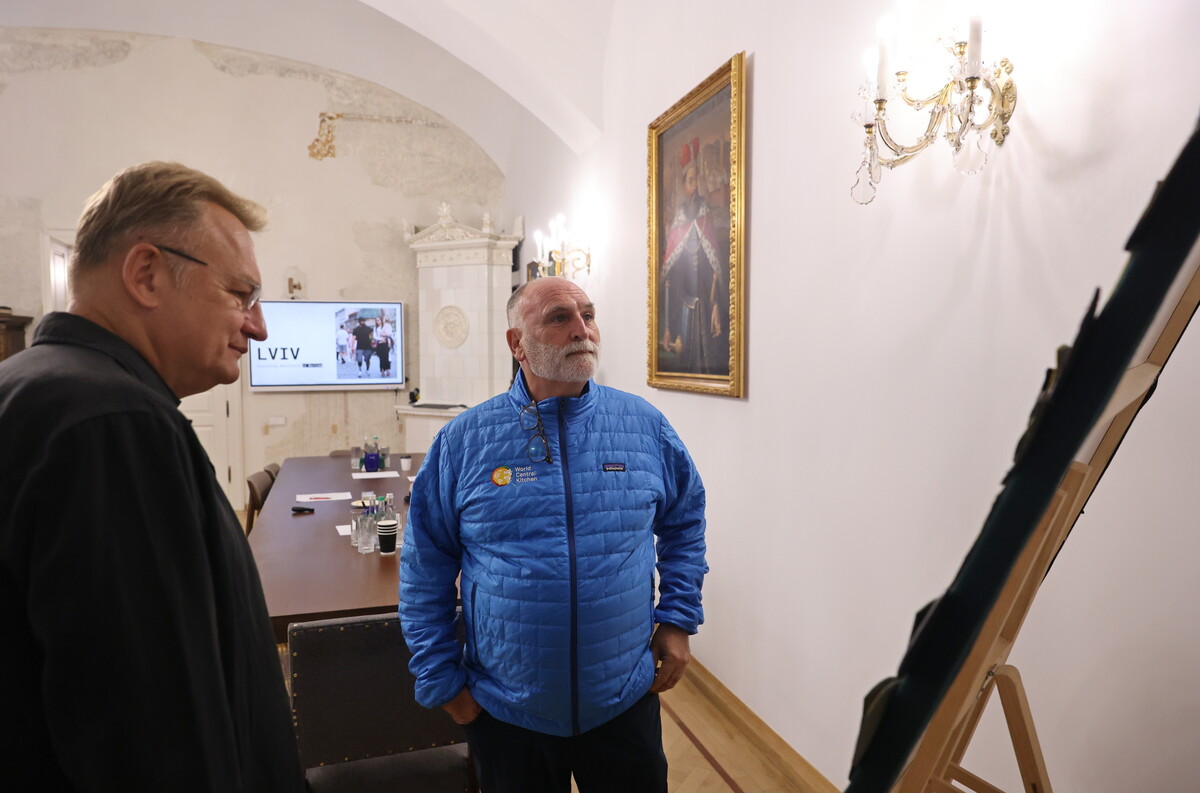 Фото 3: 300 мільйонів порцій їжі українцям: у Львові засновнику World Central Kitchen Хосе Андресу вручили особливу міську відзнаку — «Залізний Лев»