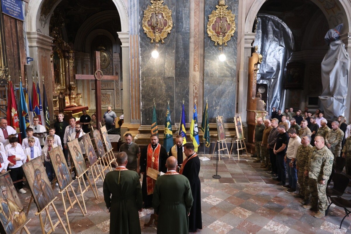 Фото 2: У Львові вшанували полеглих захисників Державної спецслужби транспорту та представили спеціальний мистецький проєкт