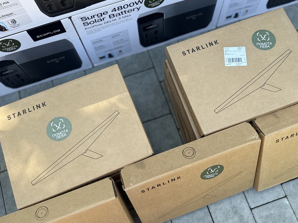 Фото 1: Львів передав військовим авто, Starlink та зарядні станції