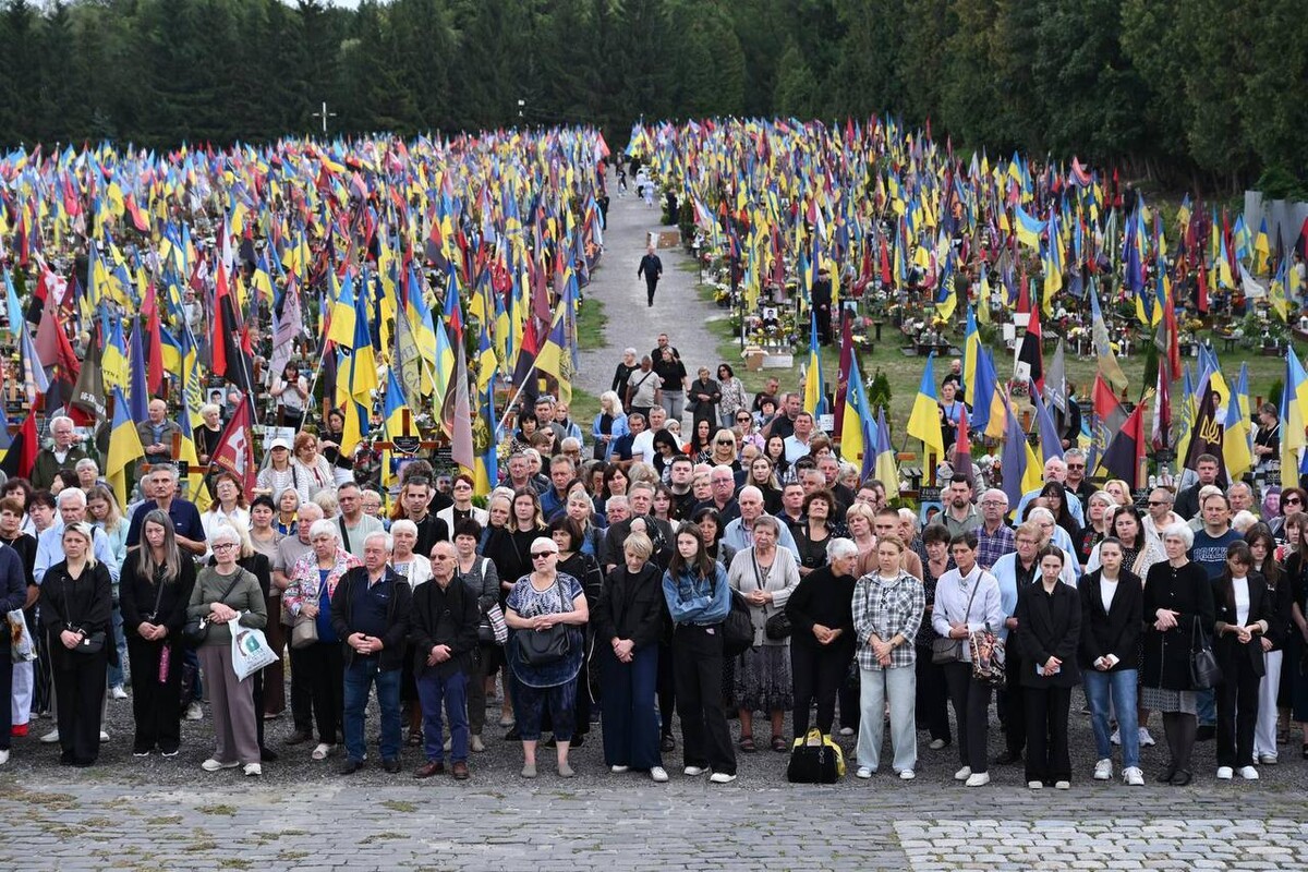 Фото 1: На Личаківському кладовищі помолилися за полеглих Захисників і Захисниць України (фото)