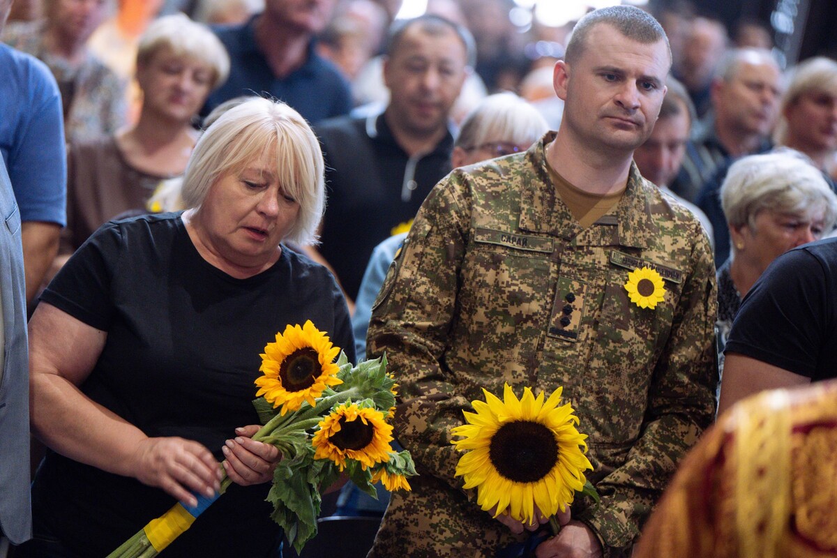 Фото 1: Молитва та&nbsp;соняхи: у&nbsp;Гарнізонному храмі Львова відбувся вечір-реквієм пам&rsquo;яті полеглих воїнів