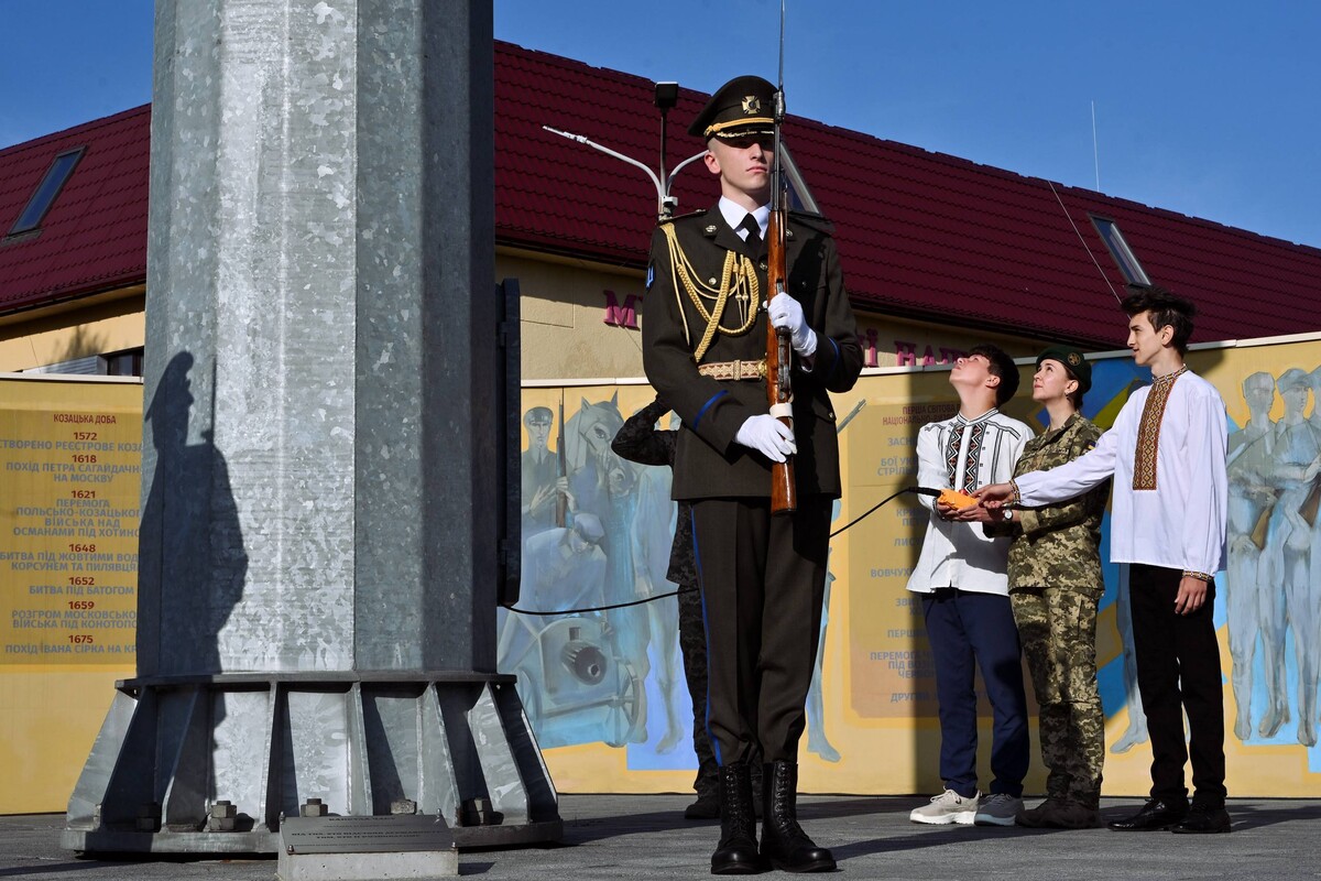 Фото 2: Символ підтримки полонених і зниклих безвісти: у Львові підняли Прапор Надії