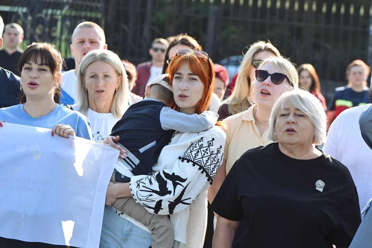 Фото 3: Символ підтримки полонених і зниклих безвісти: у Львові підняли Прапор Надії