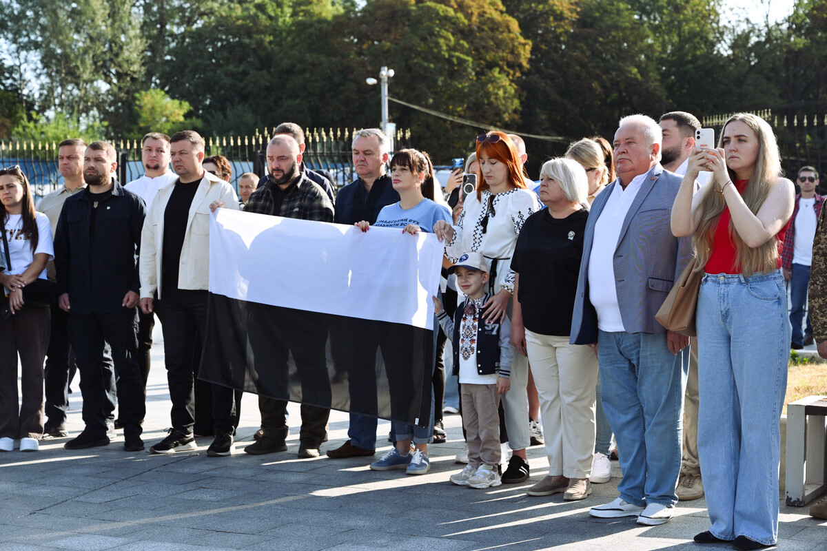 Фото 5: Символ підтримки полонених і зниклих безвісти: у Львові підняли Прапор Надії