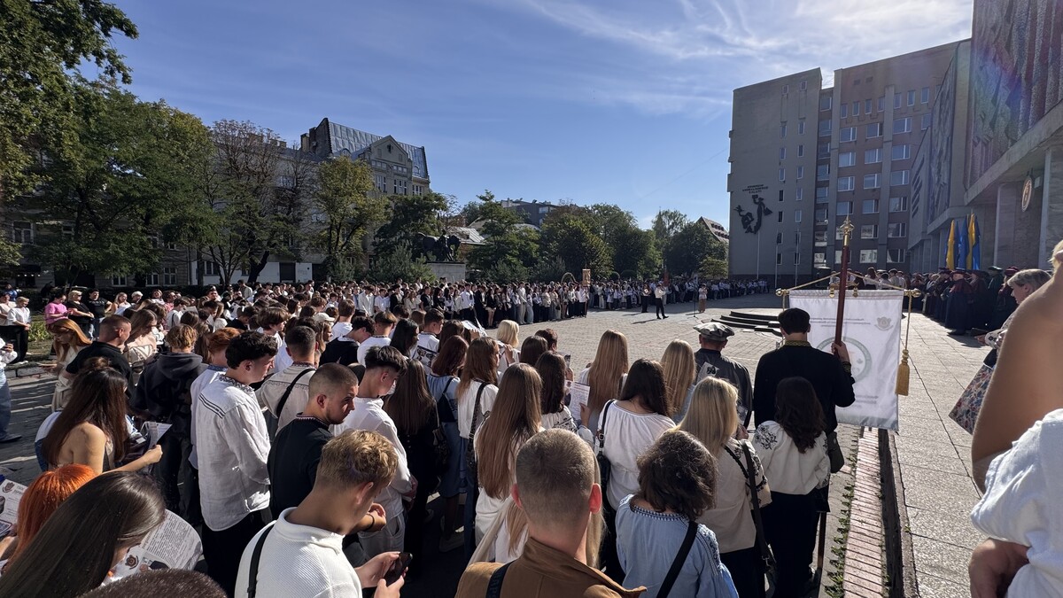 Фото 1: У Львівському університеті ветеринарної медицини першокурсників урочисто посвятили у студенти