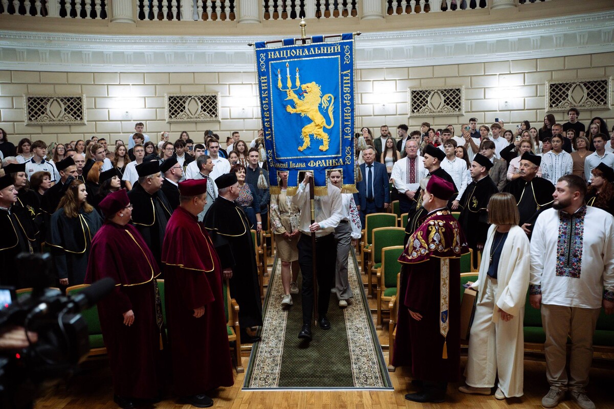 Фото 2: «Сьогодні Львів отримав потужну енергію молодих сердець»: Андрій Садовий привітав першокурсників Львівського університету ім. І. Франка