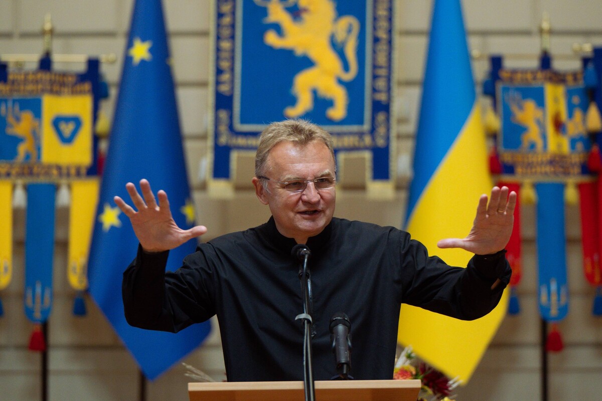Фото 1: «Сьогодні Львів отримав потужну енергію молодих сердець»: Андрій Садовий привітав першокурсників Львівського університету ім. І. Франка