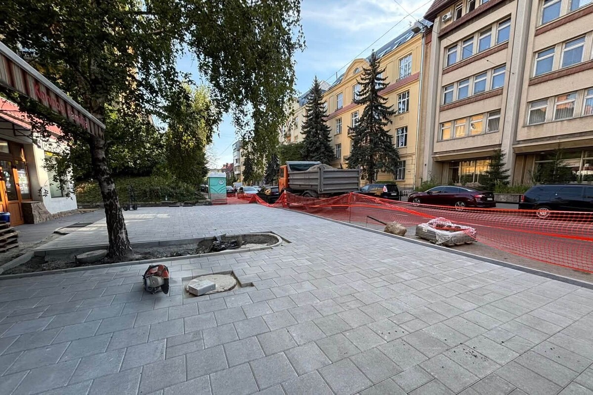 Фото 1: На вул. Генерала Чупринки облаштовують доступний тротуар і безбар’єрні входи до закладів