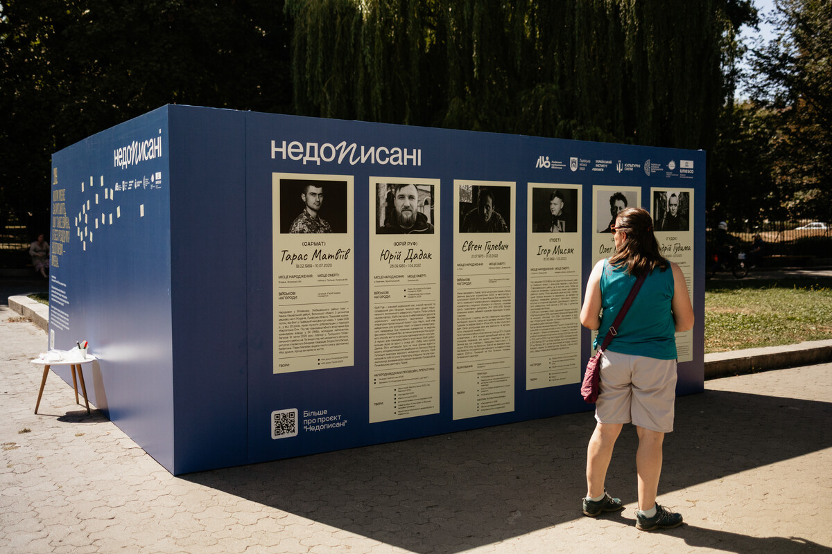 Фото 1: «Стіна пам’яті»: виставку від проєкту «Недописані» відкрили на&nbsp;площі Ринок