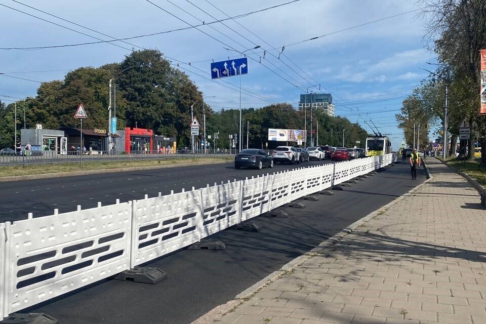 Фото 1: На&nbsp;перехресті Стрийська — Наукова звузять крайню праву смугу, щоб водії не&nbsp;їхали з&nbsp;неї прямо