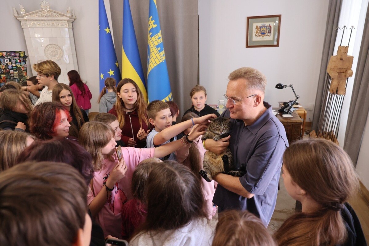 Мер Львова Андрій Садовий тримає на руках кота Левчика. Їх оточили діти з Харкова.