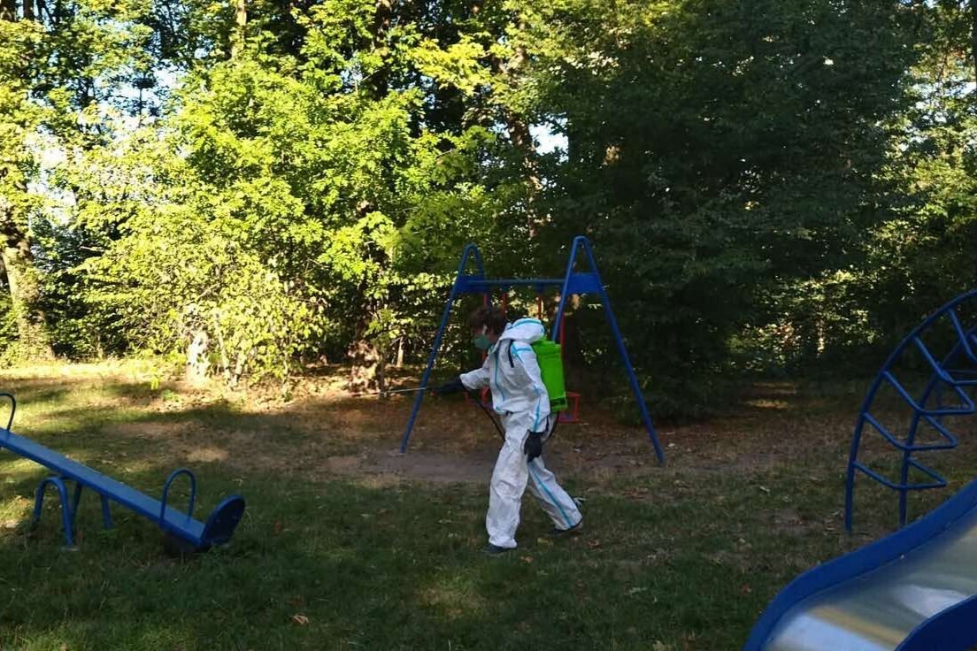 Фото 1: Сьогодні парки міста почали обробляти від кліщів