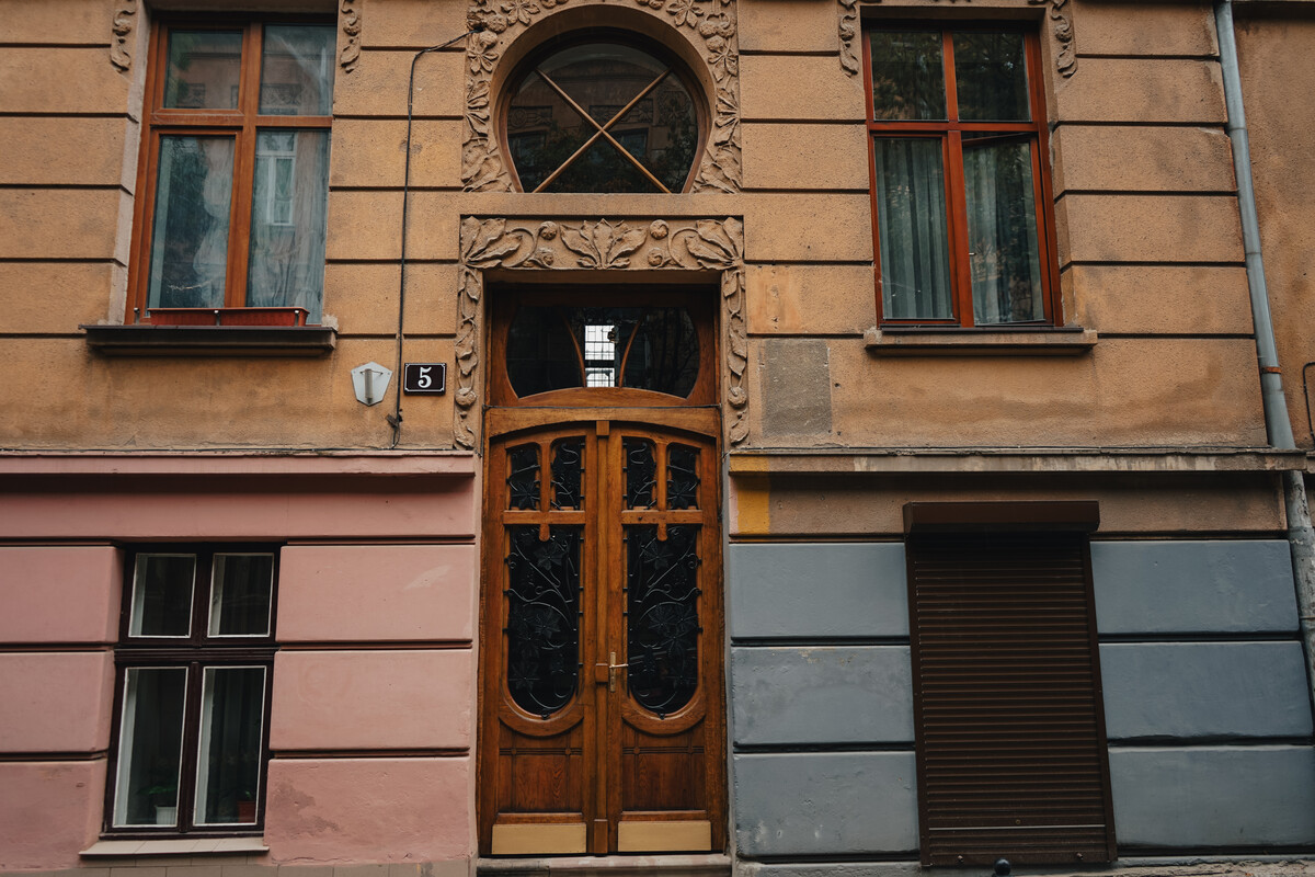 Фото 3: У&nbsp;Львові відреставрували сецесійну браму з&nbsp;каштановим орнаментом