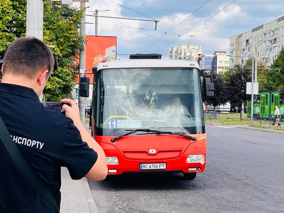 Фото 1: За неналежний під’їзд громадського транспорту до зупинок у Львові перевізникам виписали 70 штрафів