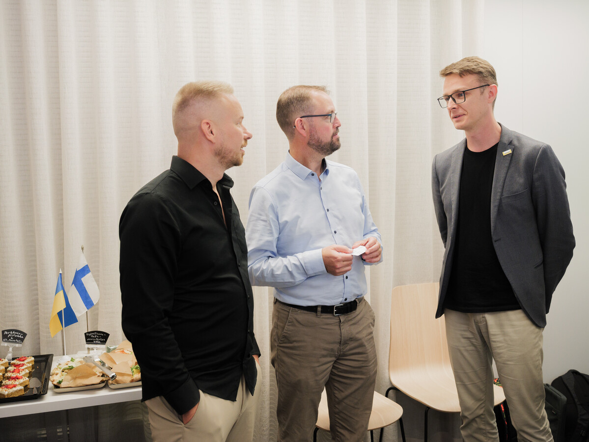 CEO Business Tampere Харрі Ояла, директор з прямих іноземних інвестицій Business Tampere Олівер Гассі та керівник управління інвестицій ЛМР Андрій Павлів розмовляють. Позаду них, на столі, видно український та фінський прапорці