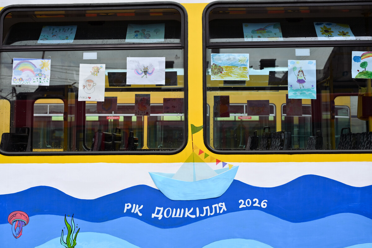 Фото 3: Трамвай, який розмалювали дошкільнята, у суботу курсуватиме містом (фото\відео)