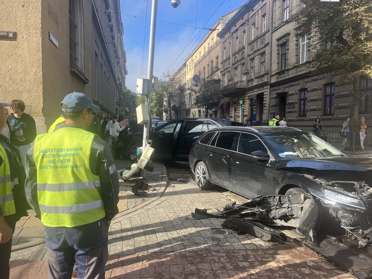 Фото 2: На перехресті вул. Дорошенка — Словацького через ДТП пошкоджено світлофорний об'єкт: працює аварійна бригада