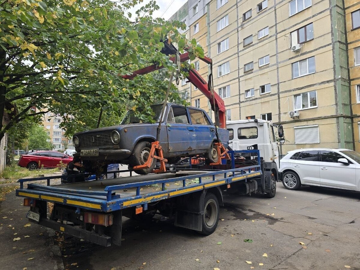 Фото 2: Вже 127 занедбаних авто перемістили з вулиць Львова на арештмайданчик