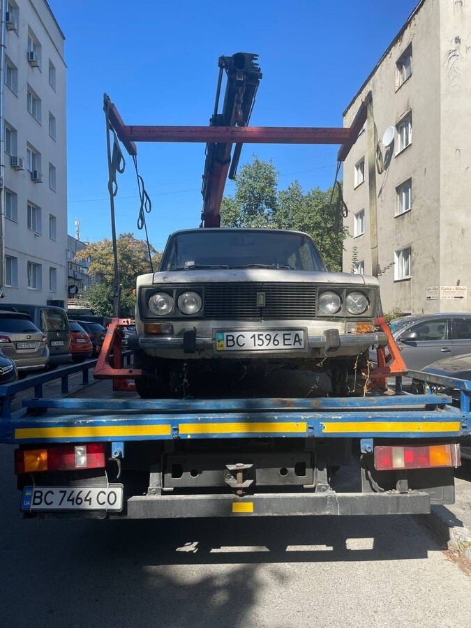 Фото 1: Вже 127 занедбаних авто перемістили з вулиць Львова на арештмайданчик