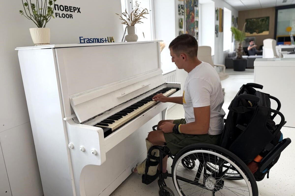 Фото 2: Мріє стати на ноги і присвятити час дитині: в центрі UNBROKEN допомагають відновитись захиснику, який отримав важке поранення ніг