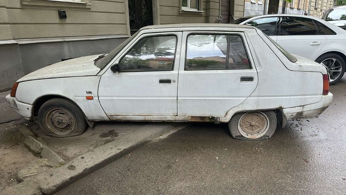 Фото 1: З вулиць Львова заберуть ще 25 занедбаних автівок
