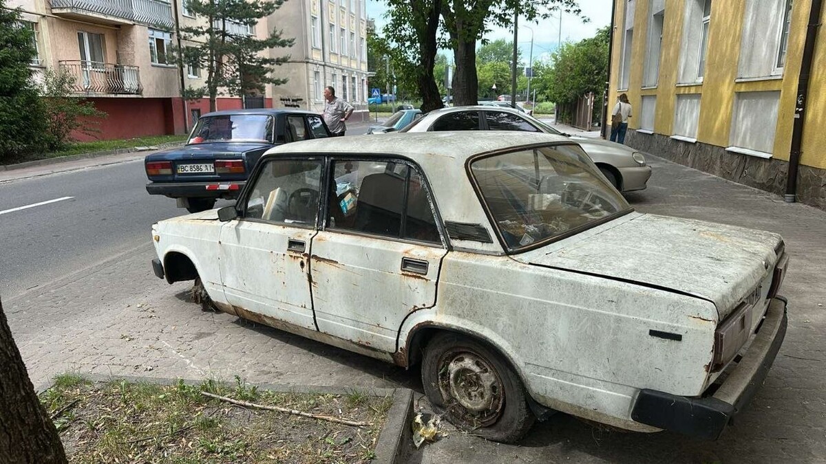 Фото 2: З вулиць Львова заберуть ще 25 занедбаних автівок