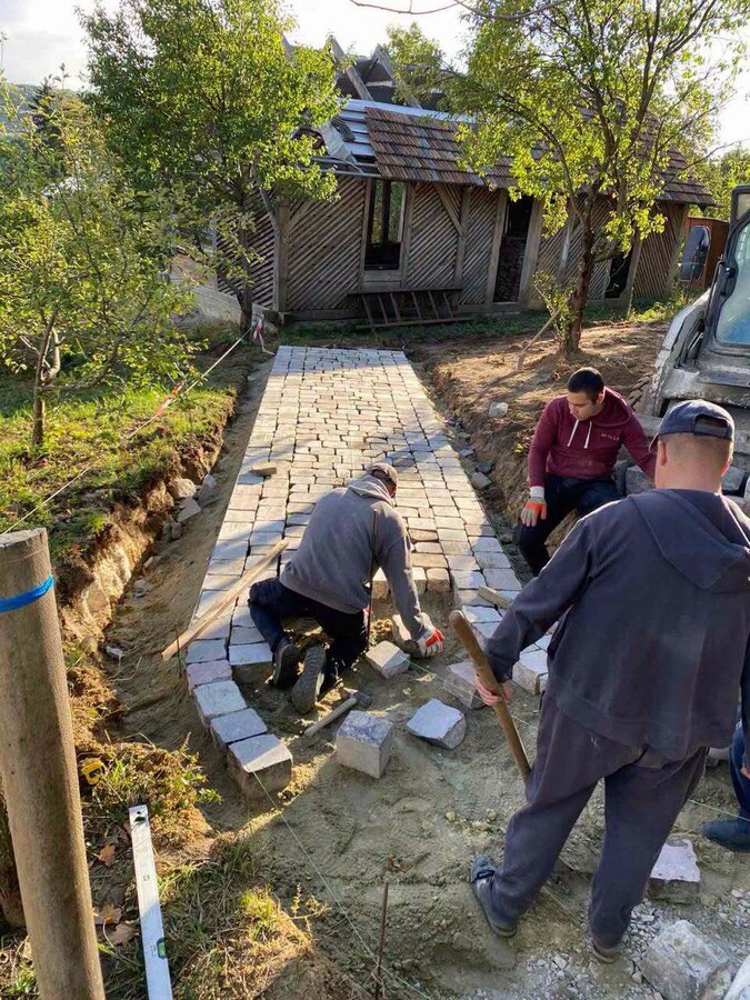 Фото 1: На території музею Євгена Коновальця у Зашкові облаштовують інклюзивні доріжки