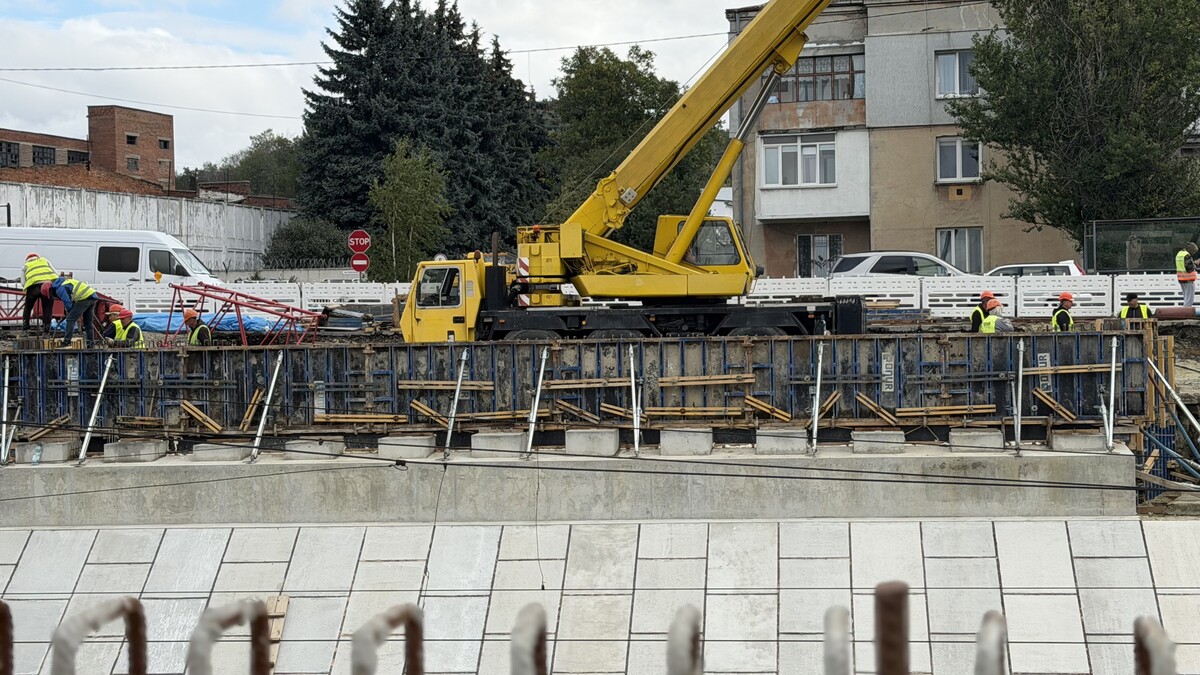 Фото 2: Будівництво шляхопроводу на Рясне: завершено основні підготовчі роботи перед монтажем мостових балок