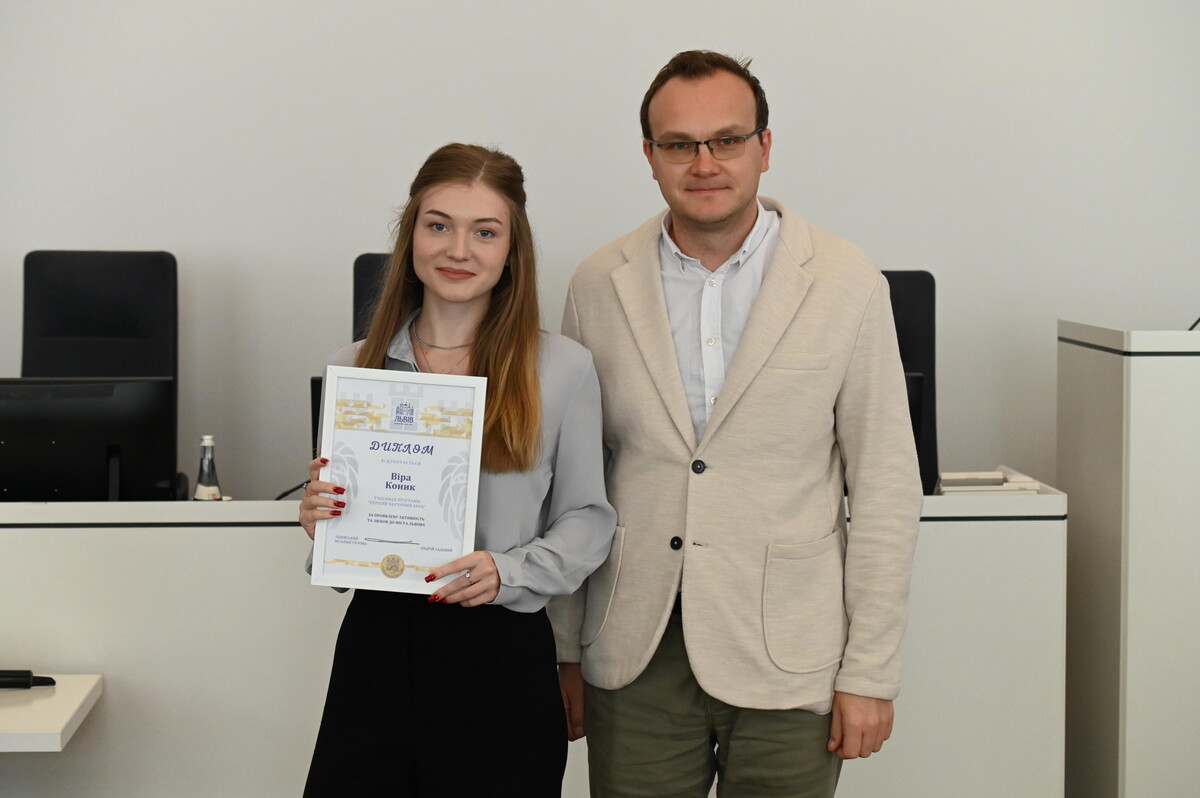 Перший заступник міського голови Львова Андрій Москаленко вручає диплом випускниці літнього набору програми стажування «Перший кар’єрний крок».