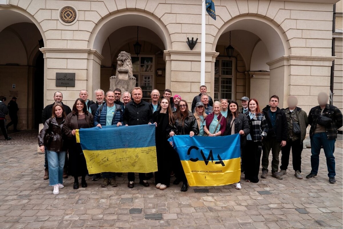 Фото 1: У Львові британські волонтери передали чергову партію автомобілів для Сил оборони та гуманітарних потреб