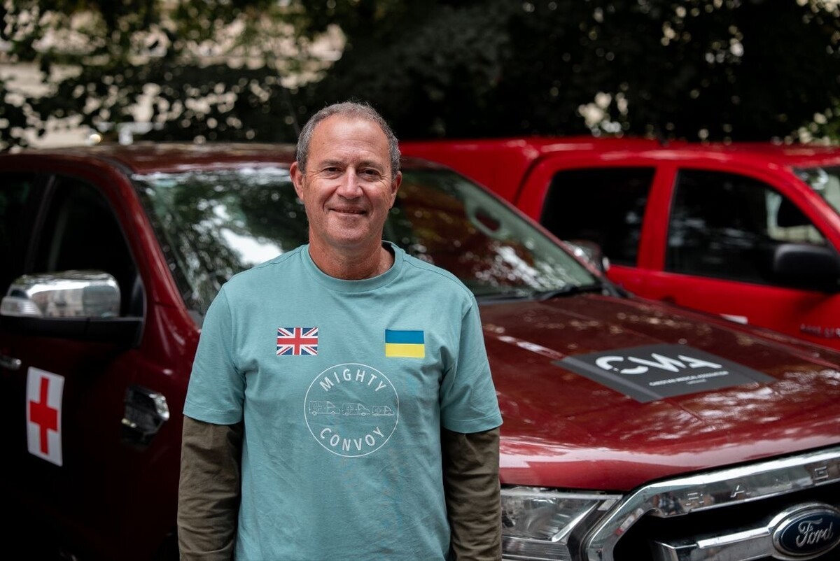 Фото 2: У Львові британські волонтери передали чергову партію автомобілів для Сил оборони та гуманітарних потреб