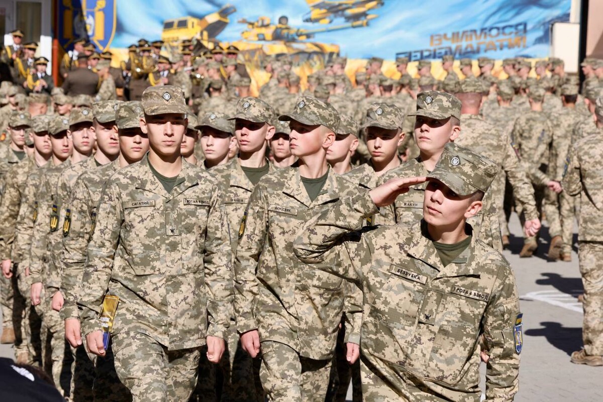 Фото 3: У Львівському ліцеї імені Героїв Крут урочисто склали присягу понад 200 юнаків та дівчат