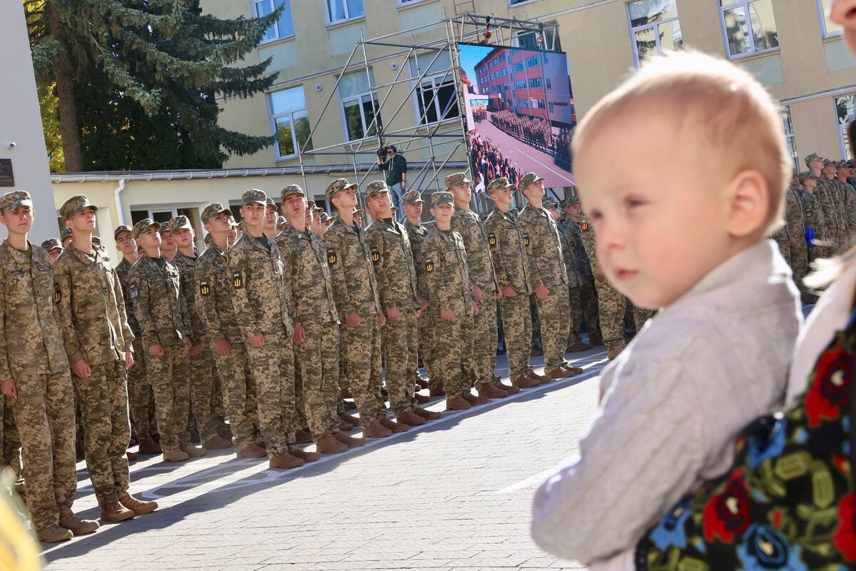 Фото 5: У Львівському ліцеї імені Героїв Крут урочисто склали присягу понад 200 юнаків та дівчат