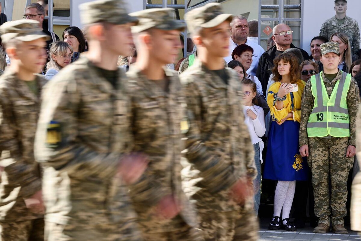 Фото 2: У Львівському ліцеї імені Героїв Крут урочисто склали присягу понад 200 юнаків та дівчат