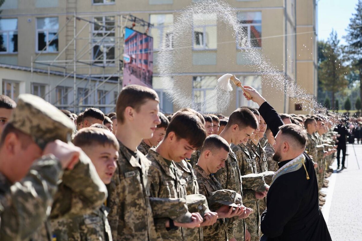 Фото 7: У Львівському ліцеї імені Героїв Крут урочисто склали присягу понад 200 юнаків та дівчат