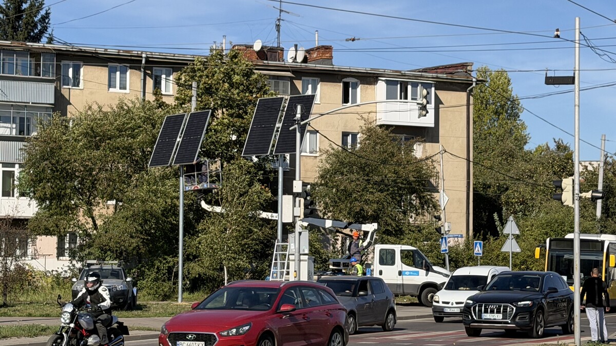 Фото 2: До 24 годин автономності: найбільший світлофорний обʼєкт Львова додатково обладнали сонячними панелями